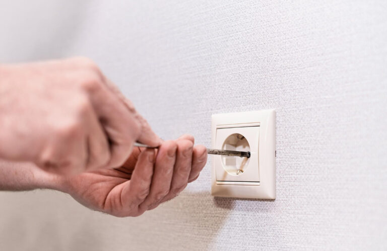 Perchè le prese elettriche puzzano di bruciato?